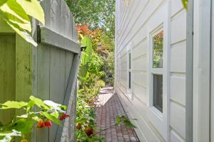 Garden Level Flat in 1885 Queen Anne Victorian Cottage in Alameda