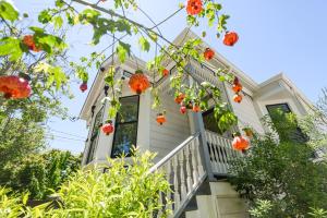 Garden Level Flat in 1885 Queen Anne Victorian Cottage in Alameda