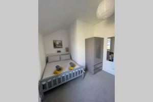 No 10 Immaculate City Centre, Top Floor 2 Bed Flat with Free Parking