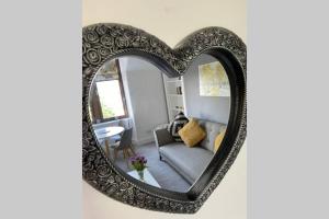 No 10 Immaculate City Centre, Top Floor 2 Bed Flat with Free Parking