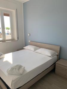 Appartamento fronte mare con giardino