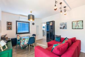 Sleeps 8 Pet friendly Garden & Roof Terrace