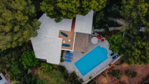 Villa en Cala Morell con piscina privada en el bosque