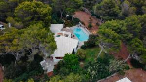 Villa en Cala Morell con piscina privada en el bosque