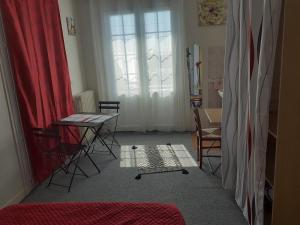 Sejours chez l'habitant Pluie de roses : Chambre Double avec Salle de Bains Commune