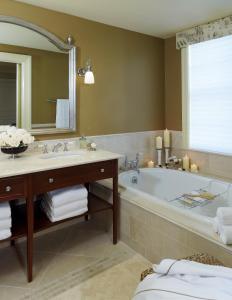 Deluxe Suite room in The Jefferson Hotel