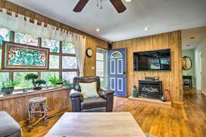 Charming Hampton Bays Home 5 Mi to Coopers Beach