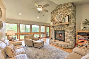 Dogs Welcome Secluded Oakland Gem with Hot Tub - 3hvězdičkové hotely ve městě Oakland