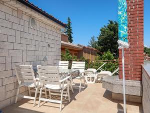 Apartment Visnja-2 by Interhome