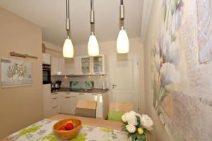 zentrumsnahe Ferienwohnung mit Balkon, gratis Nutzung vom AHOI Erlebnisbad und Sauna in Sellin, eigene Sauna - Villa Antje Whg 10