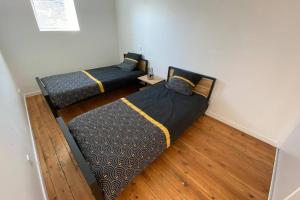 George V - Enjoy the view of the sea channel