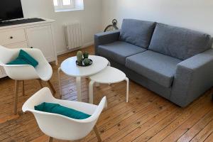 George V - Enjoy the view of the sea channel