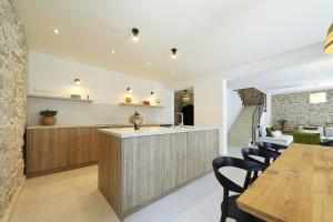 Villa Mira with a heated pool and a sea view