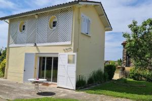 Maisons de vacances La Jaunette, Charmant Fenil avec piscine : photos des chambres