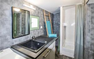 Maisons de vacances Nice Home In Rochefort-Du-Gard : photos des chambres