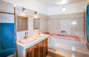 Maisons de vacances Nice Home In Rochefort-Du-Gard : photos des chambres