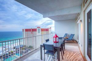 Apartment room in Large 3 Bd Penthouse 2020 In Laketown Great Views and Amenities!