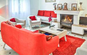 Maisons de vacances Stunning home in Saint Trinit with 2 Bedrooms : photos des chambres