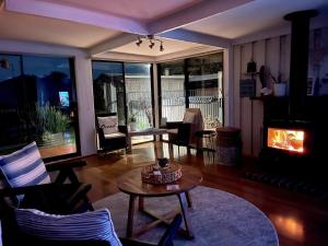 Coastal Country Retreat, Spa, fireplace, pet friendly, FREE WIFI wine & chocolates, Kilarney, 10 minutes to Phillip Island