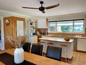 Coastal Country Retreat, Spa, fireplace, pet friendly, FREE WIFI wine & chocolates, Kilarney, 10 minutes to Phillip Island