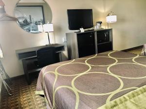 Superior Queen Room - Non-Smoking room in Super 8 by Wyndham Peru Starved Rock State Park