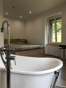 Maisons de vacances Jardin Juresien Maisons - spa jacuzzi sur demande : photos des chambres