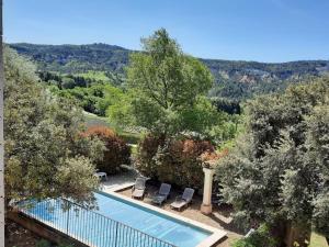 Maison de vacances avec piscine privative, Oustau des Oliviers vue dominante Colorado provençal