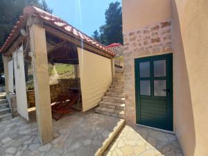 Robinson Medvidina Small room