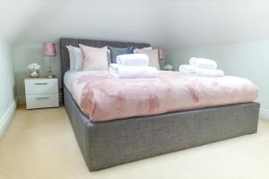 Modern 4BR Cottage in Windsor, Near Marina and Thames