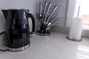 Modern 4BR Cottage in Windsor, Near Marina and Thames