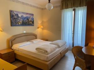 Double or Twin Room with Lake View room in Hotel Rabay