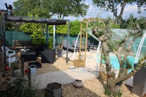 Sejours chez l'habitant Philippe & Marie, A louer Petite Chambre chez l'habitant avec terrasse dans Villa, au pied du Luberon : Chambre Double - Vue sur Piscine