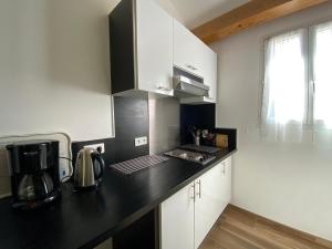 A MANDRIA, appartements avec cuisine 30m2, patio, vue Montagnes et citadelle, 5 minutes à pied du centre ville et des rivières