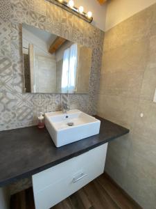 A MANDRIA, appartements avec cuisine 30m2, patio, vue Montagnes et citadelle, 5 minutes à pied du centre ville et des rivières