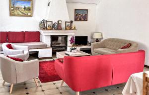 2 Bedroom Cozy Home In Saint Trinit