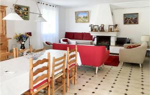 Maisons de vacances Stunning home in Saint Trinit with 2 Bedrooms : photos des chambres