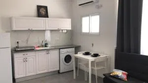 Isramax low-cost apartment near the sea. - Yafo