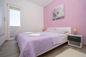 Seaview & Balcony Apartment PETRA