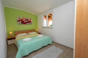 Seaview & Balcony Apartment PETRA