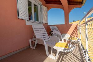 Seaview & Balcony Apartment PETRA 