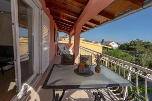 Seaview & Balcony Apartment PETRA