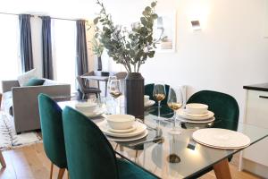 The Mulberry CliffordCo Serviced Accommodation Windsor 1 Bedroom Apartment with Balcony and Free Parking