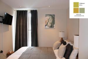 The Mulberry CliffordCo Serviced Accommodation Windsor 1 Bedroom Apartment with Balcony and Free Parking
