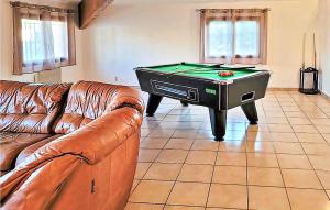 Maisons de vacances Nice Home In Rochefort-du-gard With 6 Bedrooms, Wifi And Outdoor Swimming Pool : photos des chambres