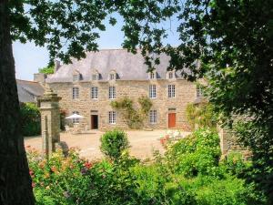 Maisons de vacances Manoir le Cosquer : Maison 7 Chambres