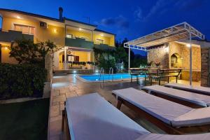 Beautiful villa - private heated pool, parking, BBQ near Split 