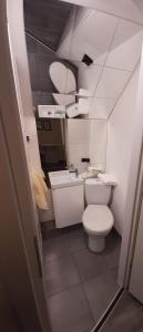 Kameralny pokój dla dwojga ze wspólną łazienką dla dwóch pokoi