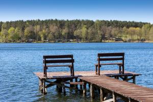 Apartament nad jeziorem Sukiel z własną plażą