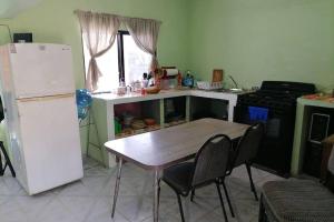 CASA CON TODO LOS SERVICIOS Y 2 RECAMARAS CLIMATIZADAS CON 2 CAMAS CADA UNO PARA 8 PERSONAs