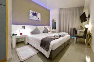 Superior Double Room with Extra Bed and Balcony room in Hotel Monaco